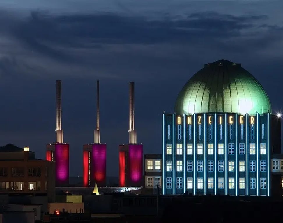 Bild des Heizkarftwerks Linden sowie des Anzeiger-Hochhauses in der Innenstadt von Hannover.